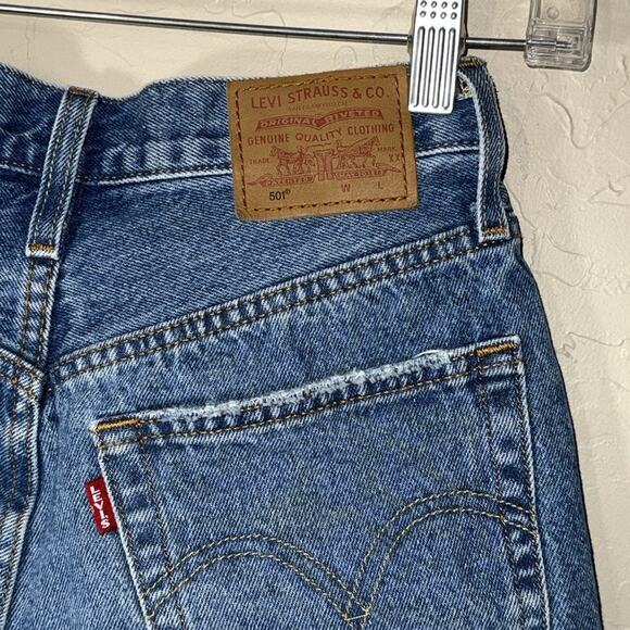 Levi’s 501 cut off shorts high low frayed hem size 24 - Picture 4 of 6